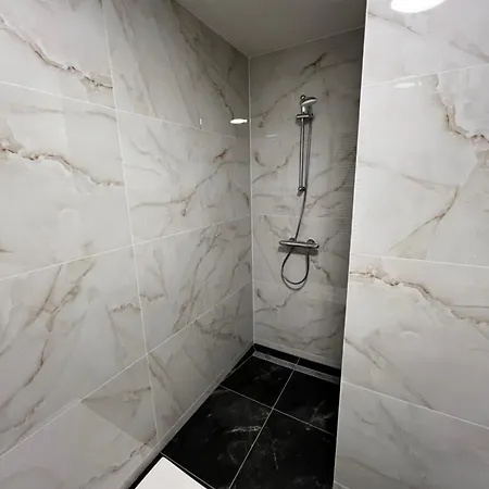 Apartmán Freshly Built Spacious W Quick Wifi & Full K